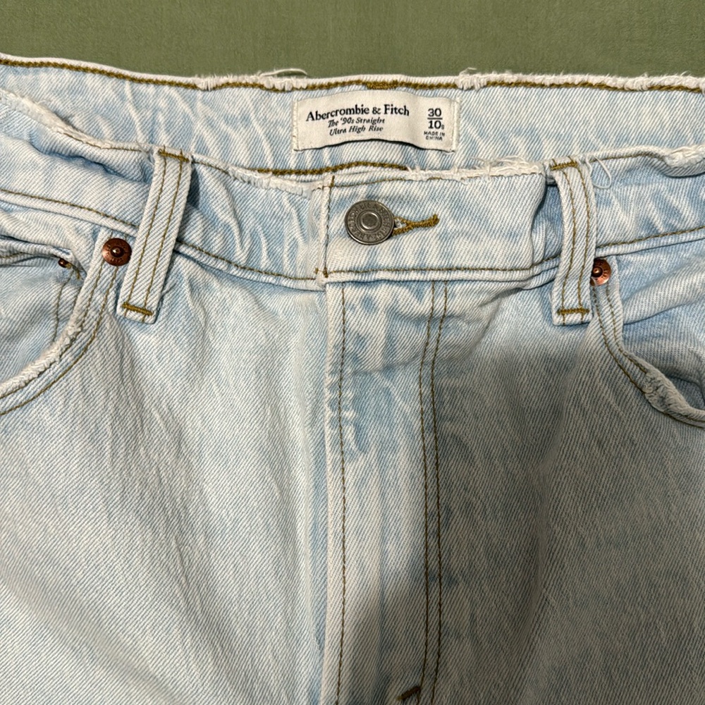 Abercrombie & Fitch Ultra High Rise 90s Straight
Jeans (Light) Size 30/10S